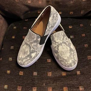 Size 39 vionic snakeskin loafers